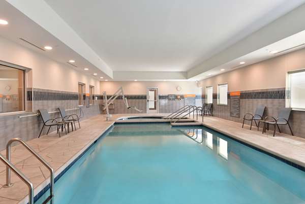 Pool - La Quinta Inn & Suites Lake Delton