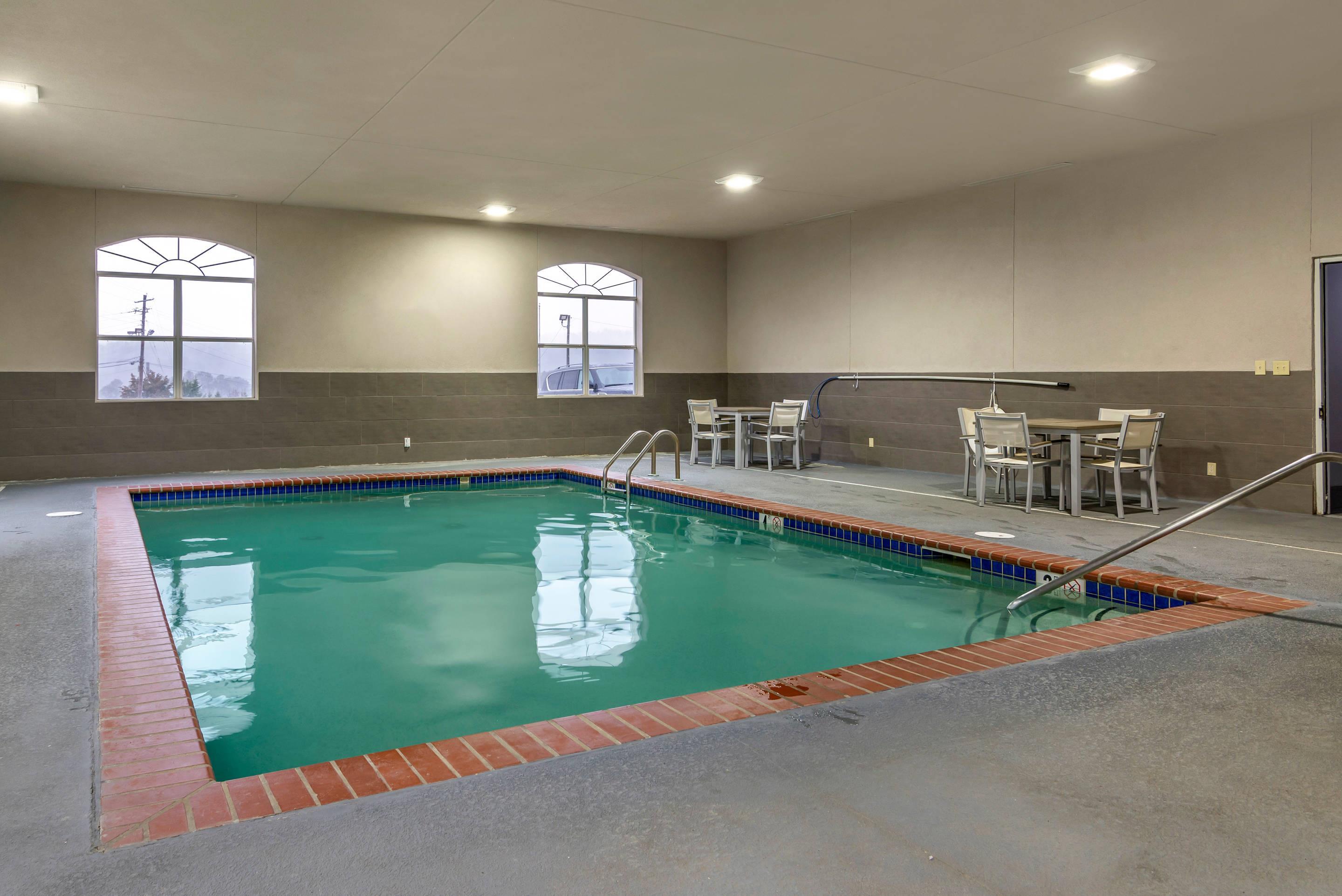 Indoor pool | Comfort Inn & Suites Cartersville - Emerson Lake Point