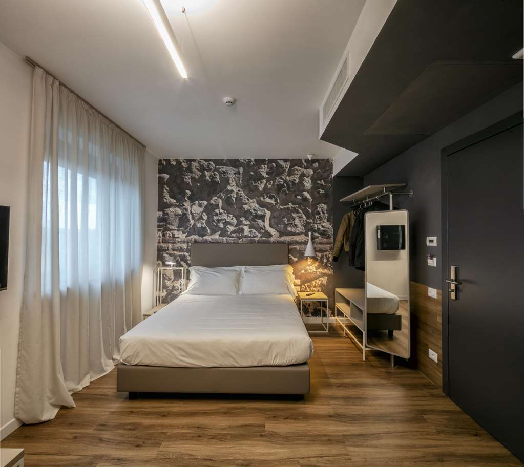 Best Western Hotel Corsi-guestroom-Guest Room,Bed,Queen bed,Guest Room Amenity,Minibar,Safe,TV and multimedia,On-Site,Décor detail,View from front,Telephone,Standard Room,Wardrobe.jpg