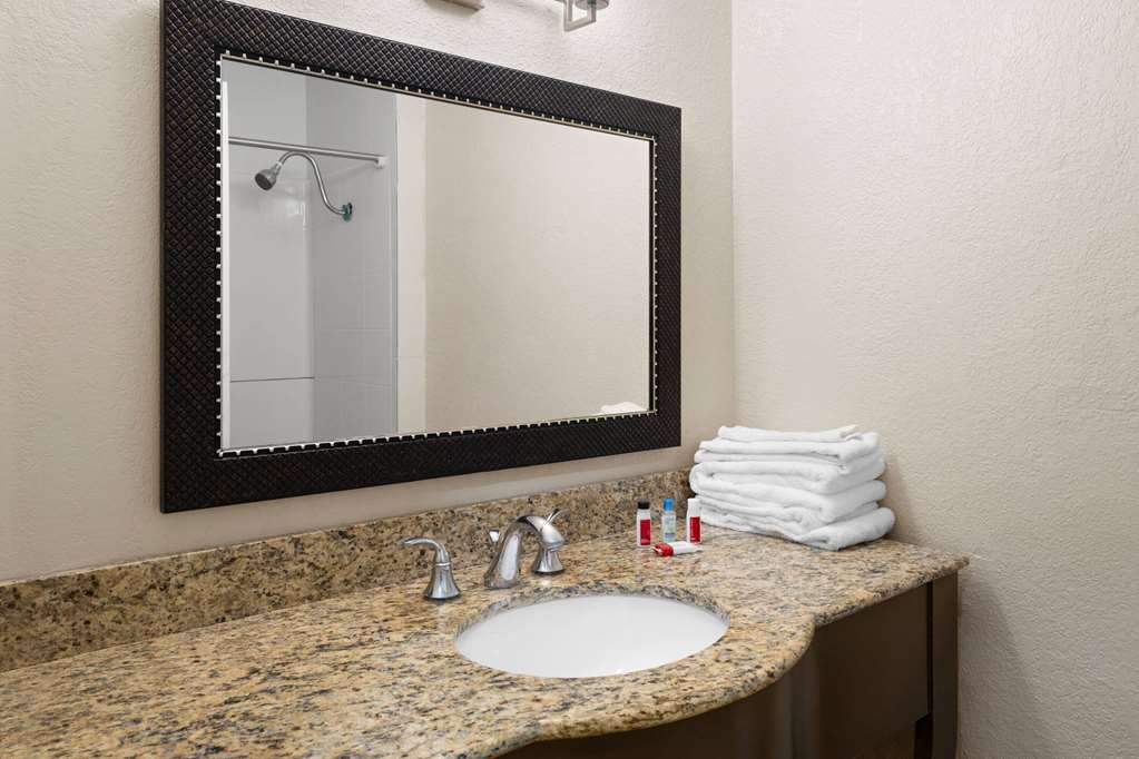 TRAVELODGE BY WYNDHAM GAYLORD-guestroom-Guest Room,Bathroom,On-Site.jpg