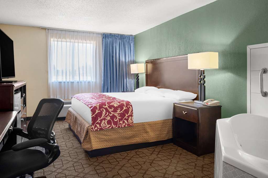 TRAVELODGE BY WYNDHAM GAYLORD-guestroom-Guest Room,Tub - Jetted,Suite,On-Site.jpg