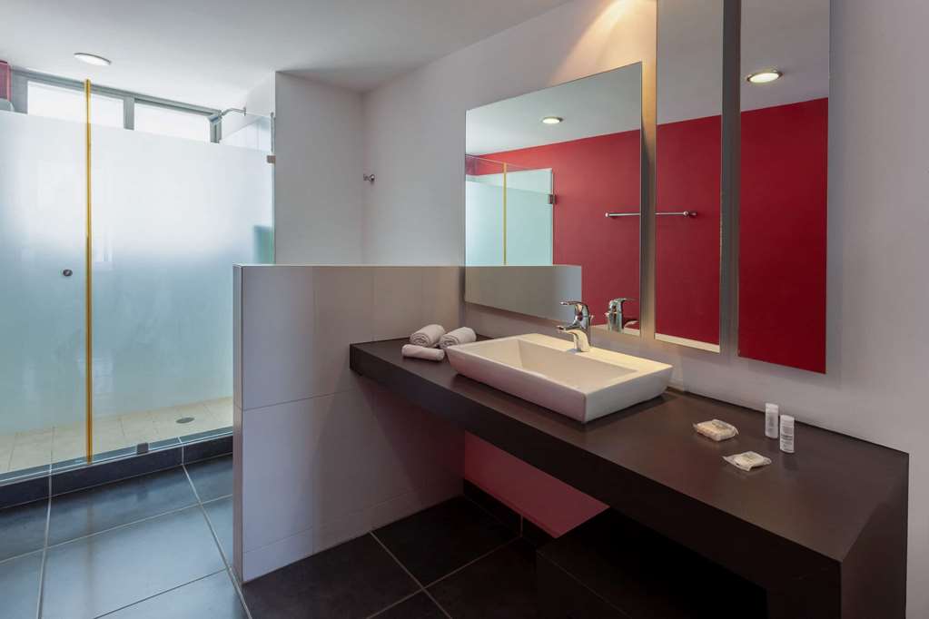 RAMADA BY WYNDHAM ACAPULCO HOTEL &-guestroom-Guest Room,Bathroom,On-Site.jpg