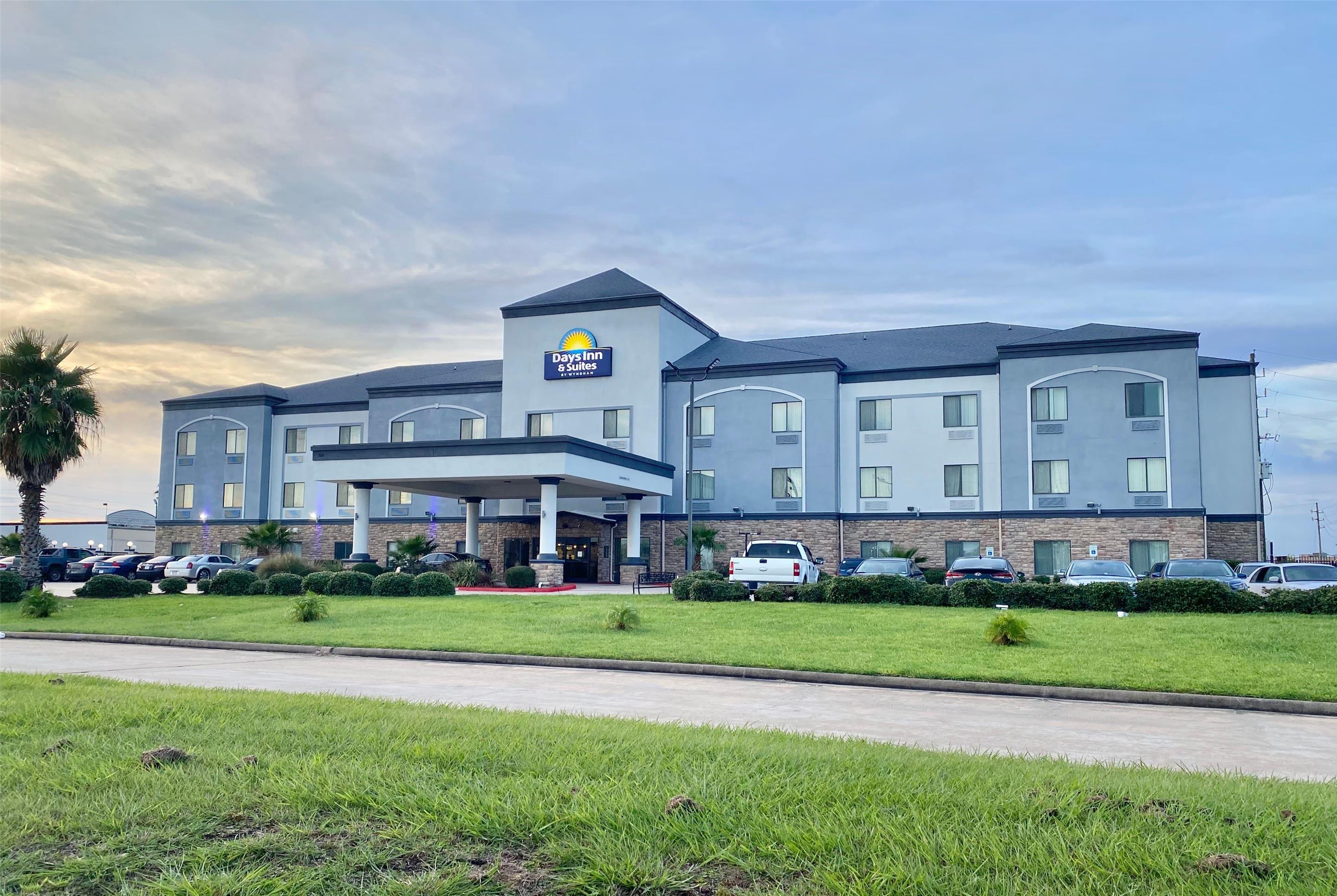 Exterior | Days Inn & Suites by Wyndham Houston / West Energy Corridor