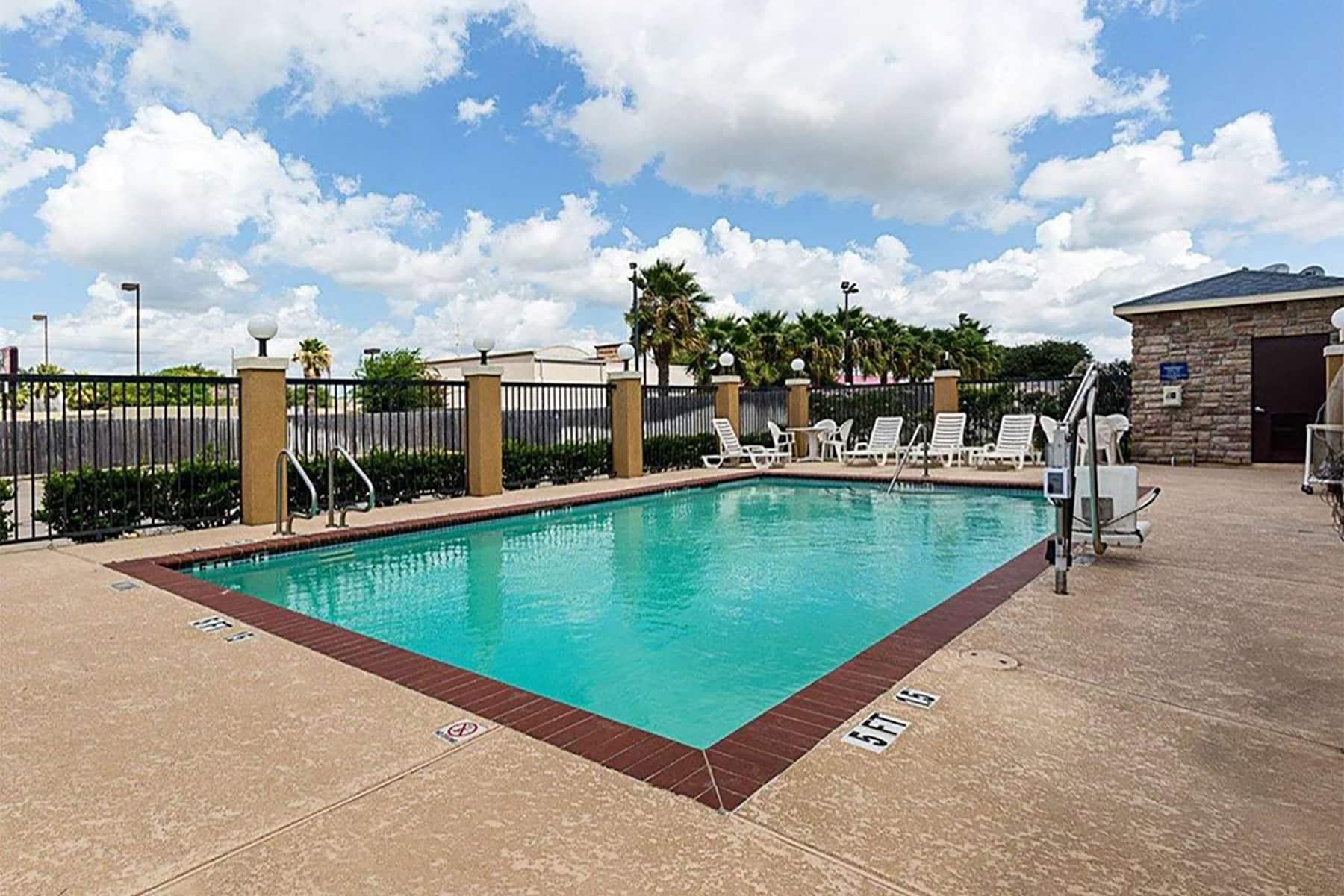 Pool | Days Inn & Suites by Wyndham Houston / West Energy Corridor