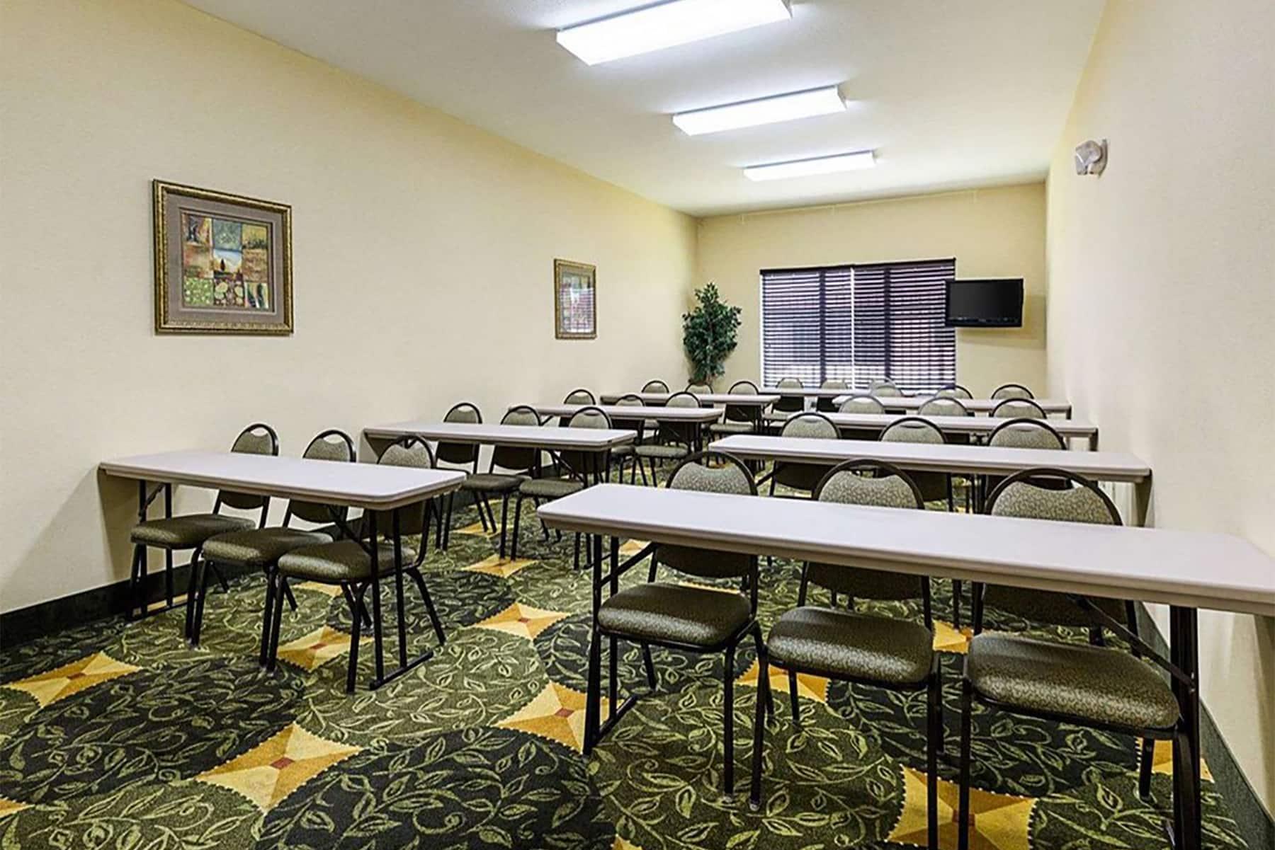 Meeting Room | Days Inn & Suites by Wyndham Houston / West Energy Corridor