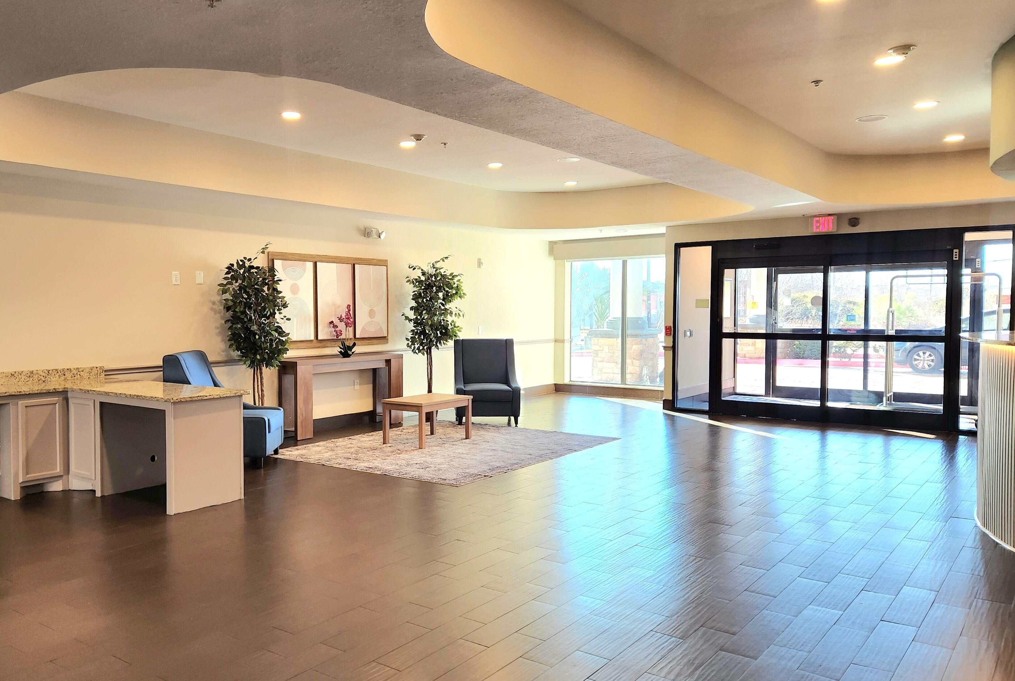 Lobby | Days Inn & Suites by Wyndham Houston / West Energy Corridor