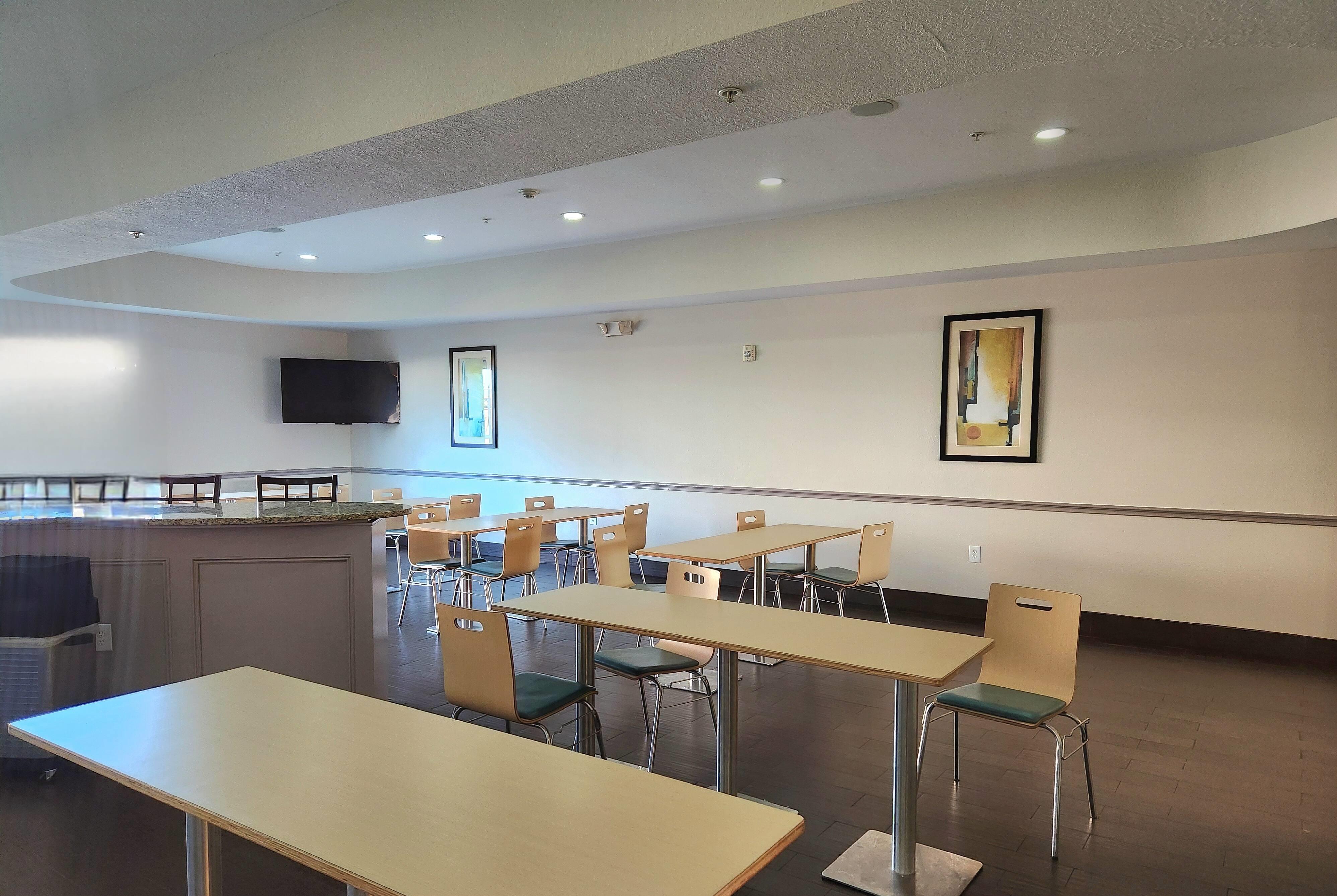 Lobby | Days Inn & Suites by Wyndham Houston / West Energy Corridor