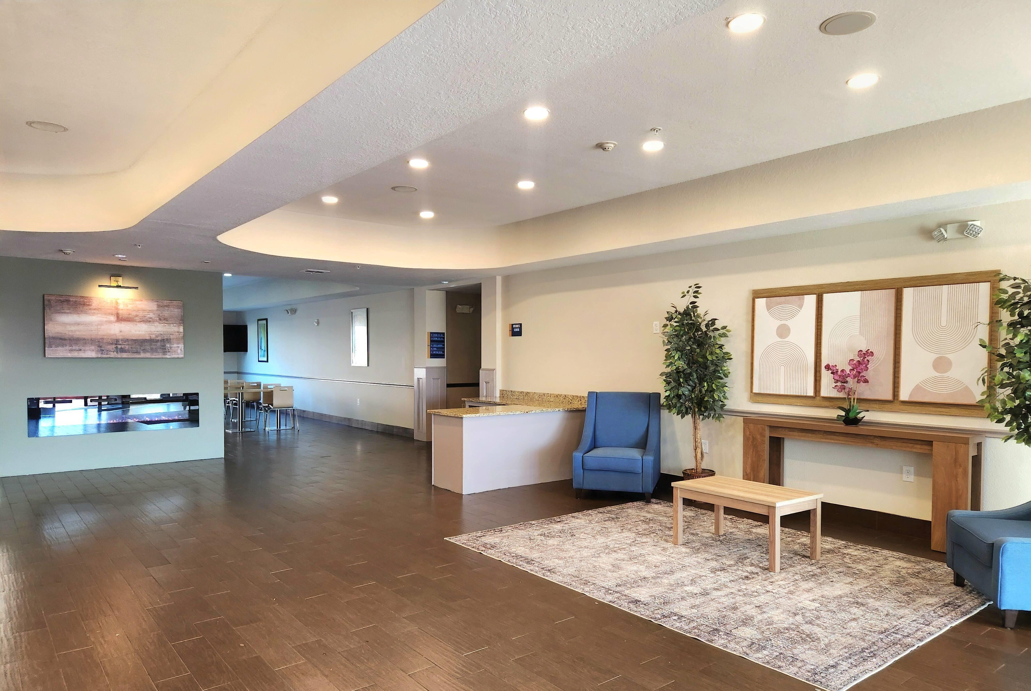 Lobby | Days Inn & Suites by Wyndham Houston / West Energy Corridor