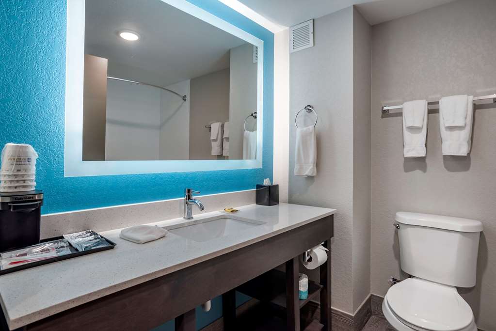 Best Western Plus Panama City Hotel-guestroom-Guest Room,Bathroom,On-Site.jpg