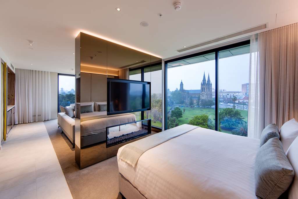 Oval Hotel-guestroom-Guest Room,Suite,On-Site.jpg