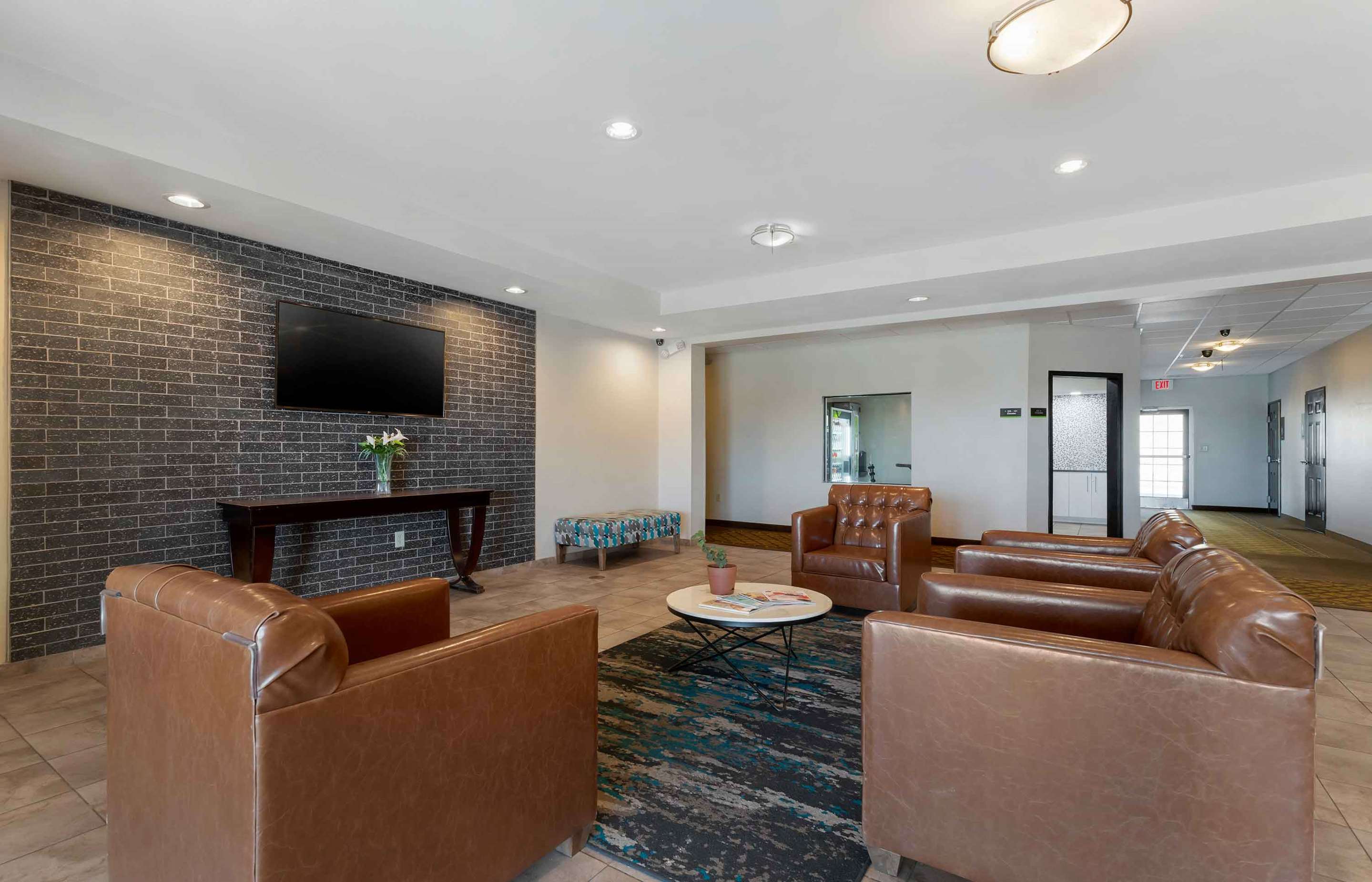 Lobby and Guest Check-in | Extended Stay America Suites San Antonio North