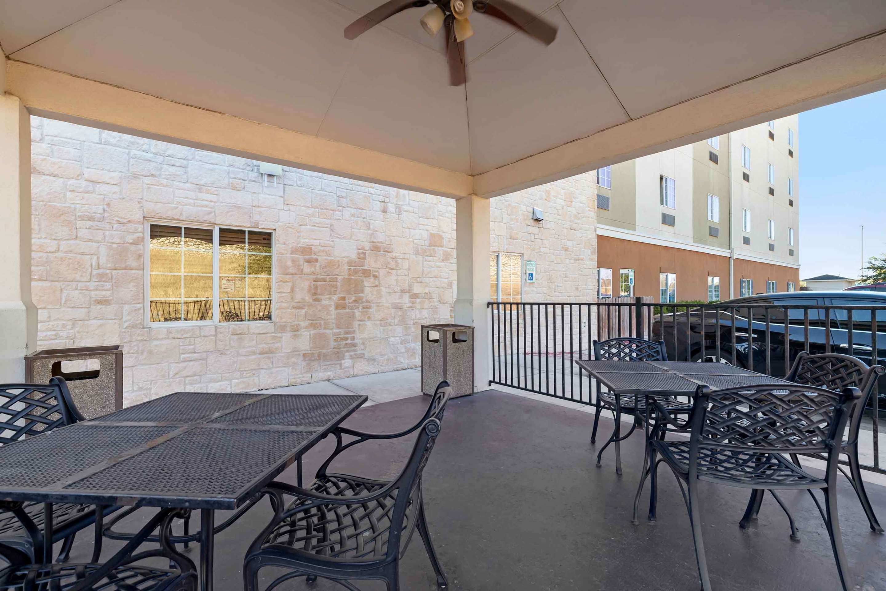 Picnic Area | Extended Stay America Suites San Antonio North