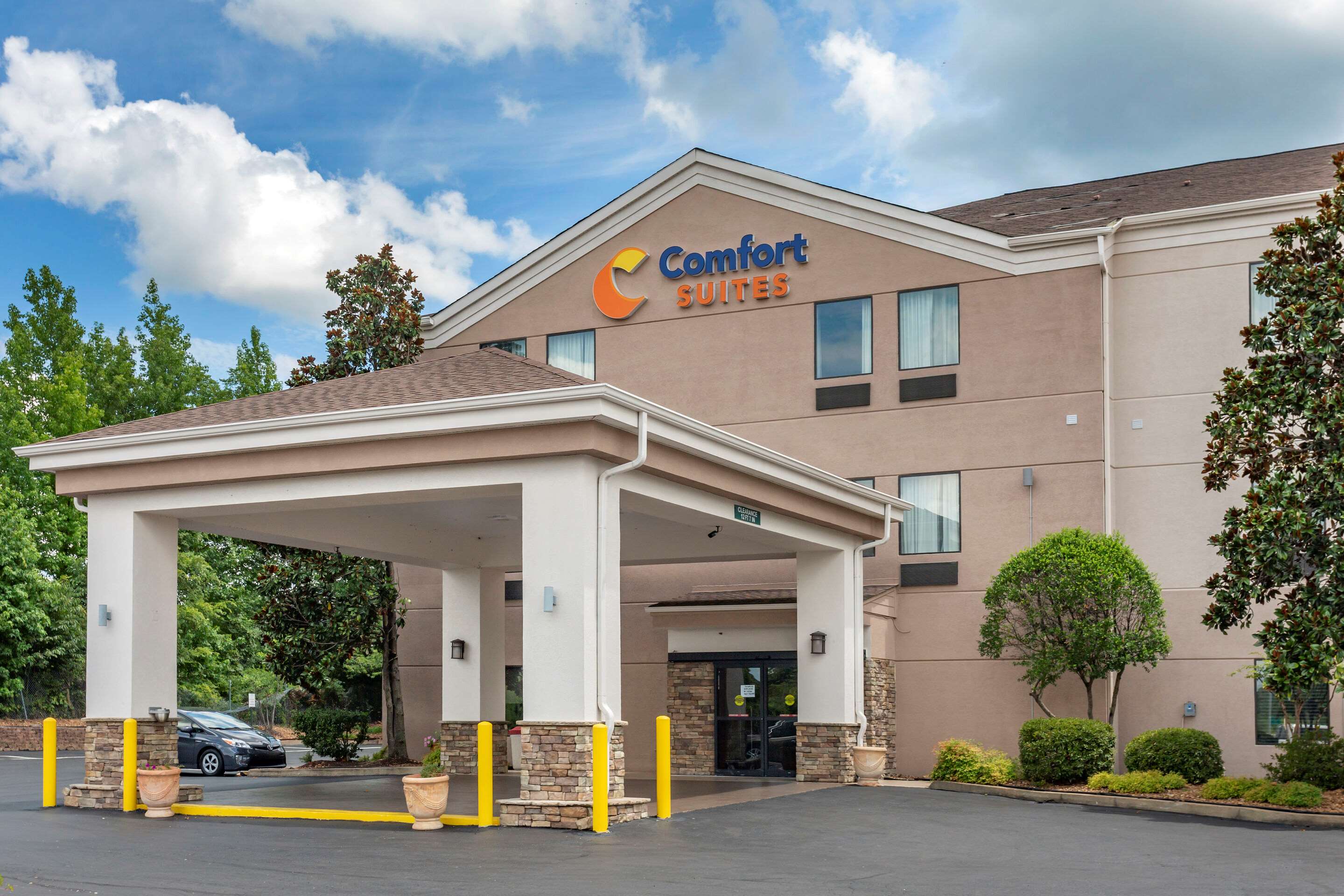 Hotel exterior | Comfort Suites Cordova