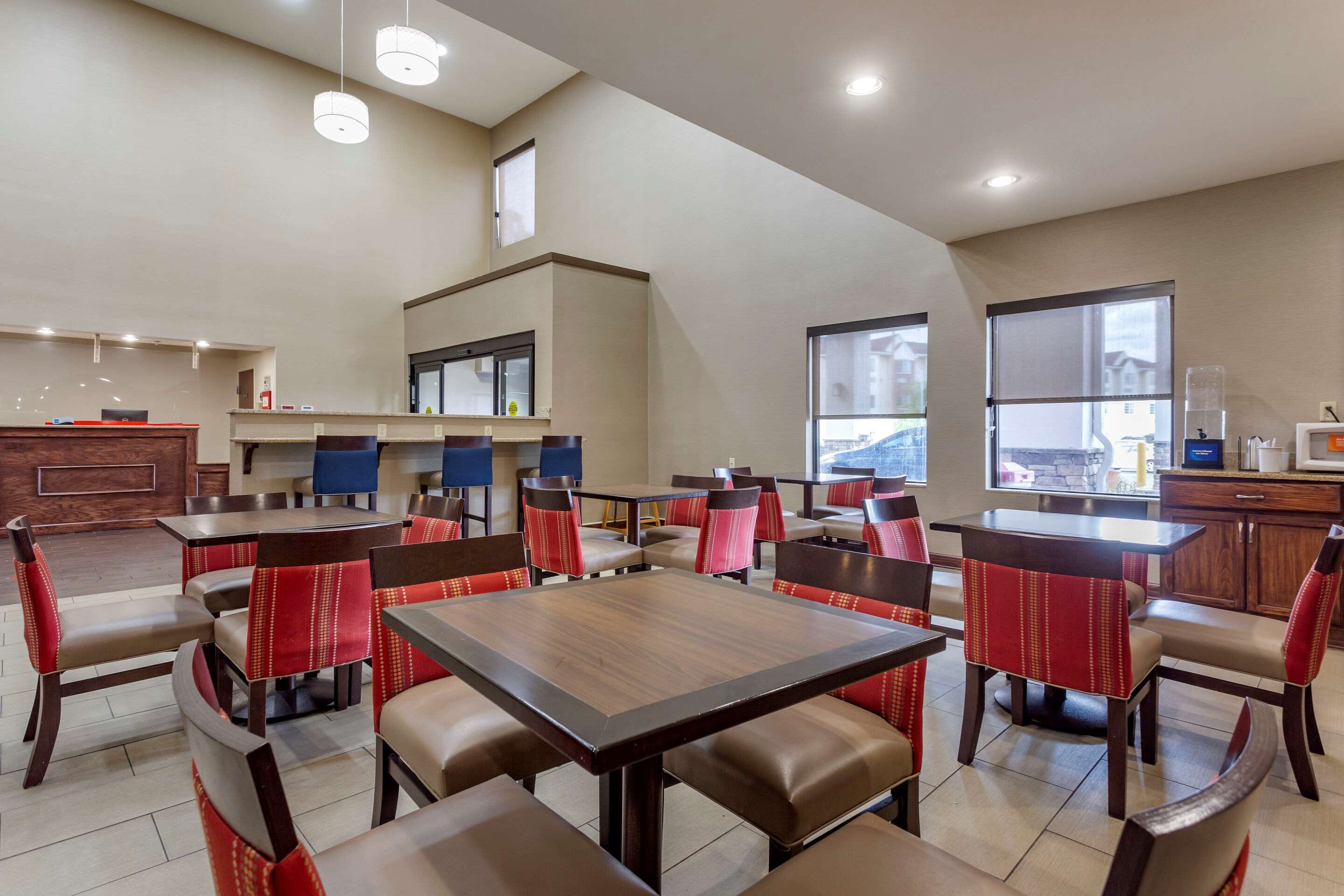 Breakfast area | Comfort Suites Cordova
