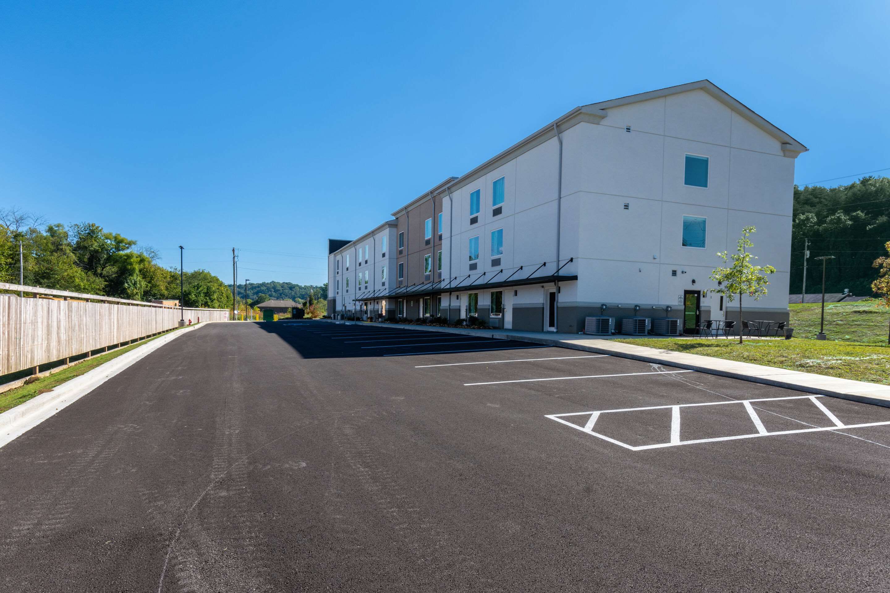 Hotel exterior | Econo Lodge