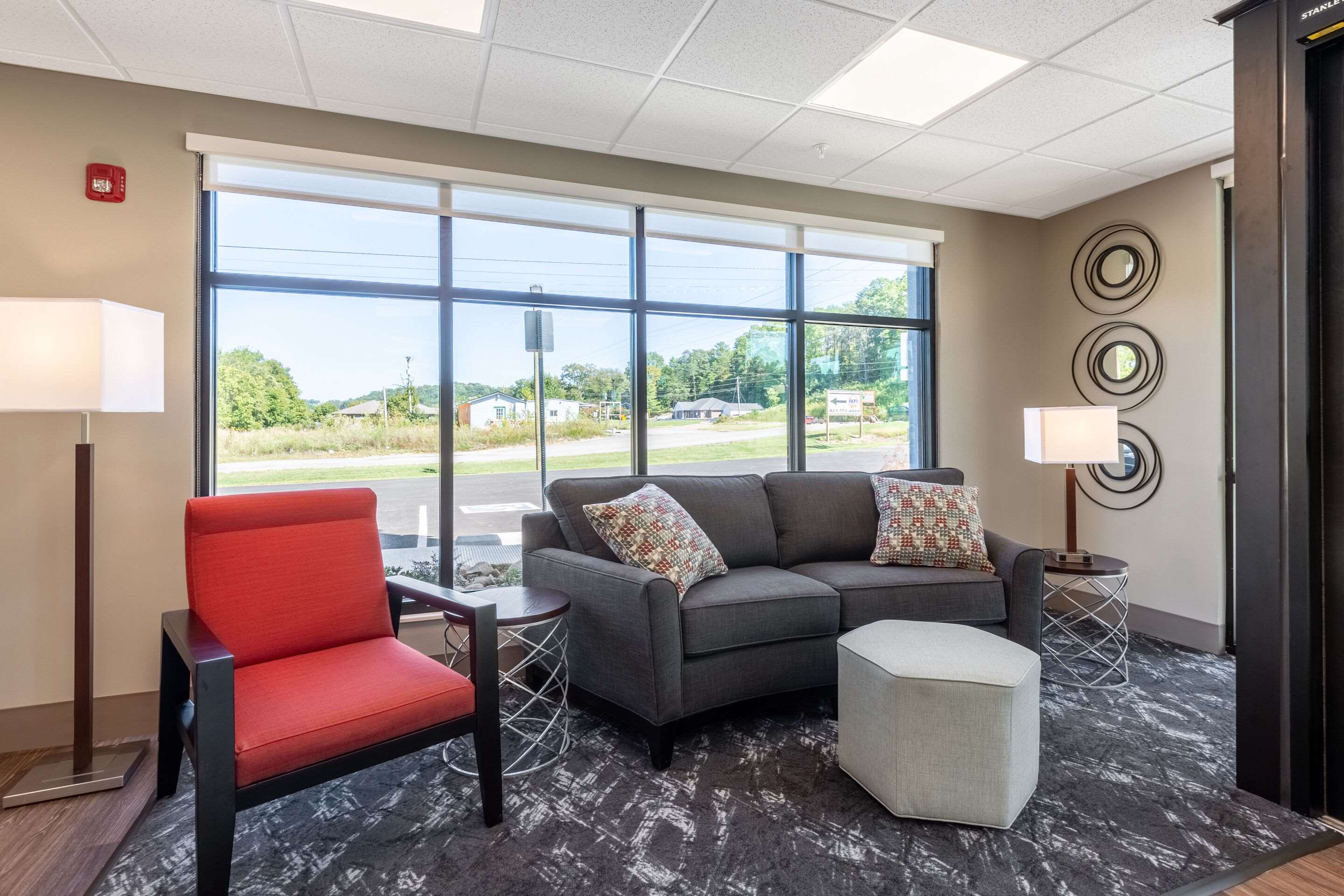Spacious lobby with sitting area | Econo Lodge