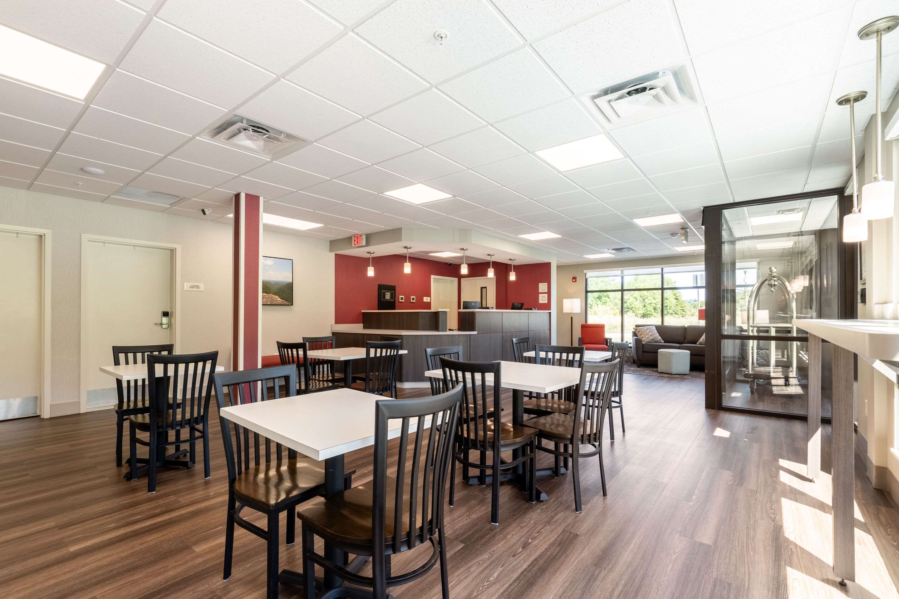 Enjoy breakfast in this seating area | Econo Lodge