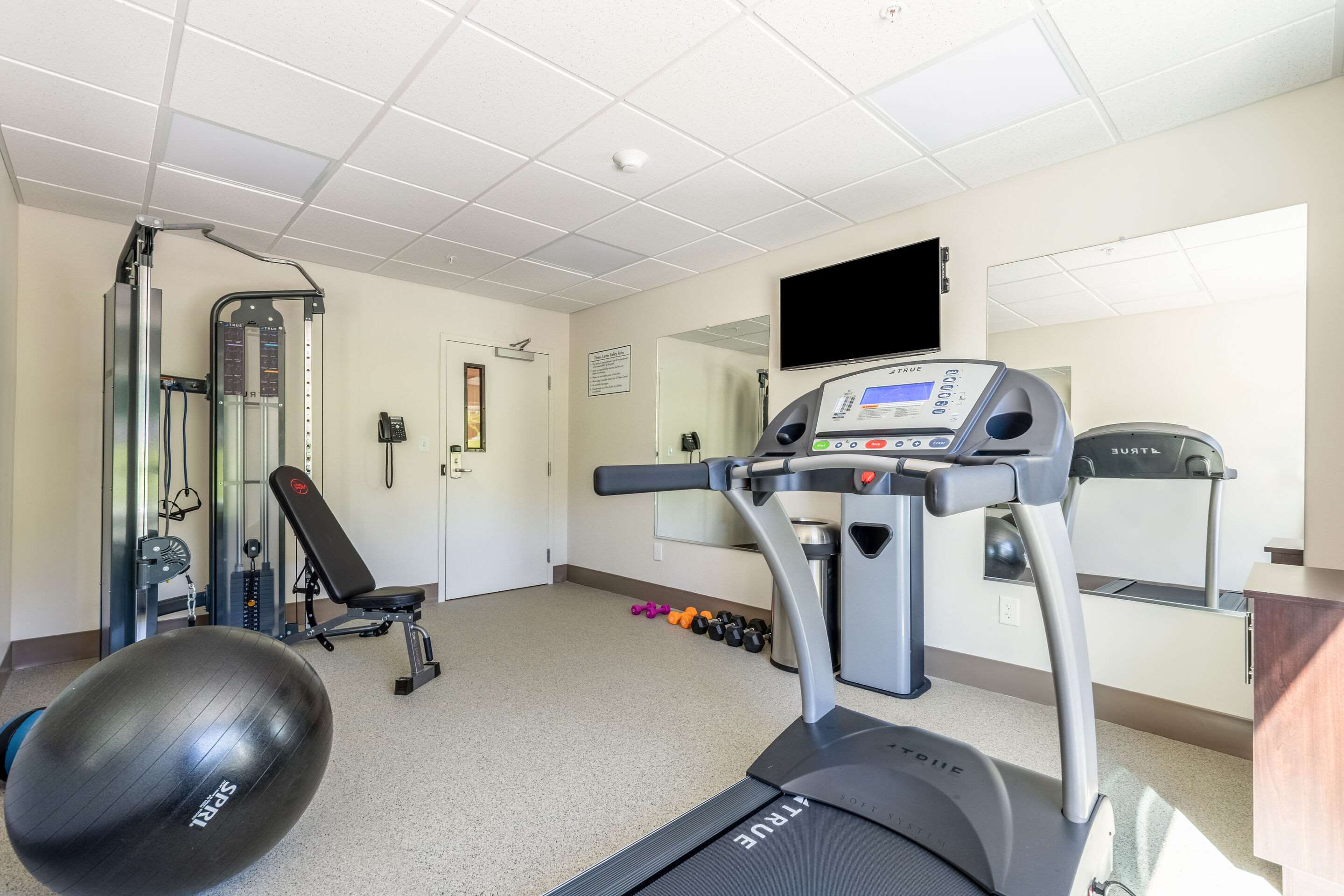 Fitness center with television | Econo Lodge