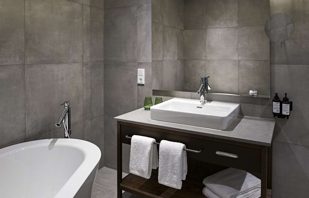 Hotel FREIgeist Einbeck, BW Signature Collection-guestroom-Guest Room,Bathroom,On-Site.jpg