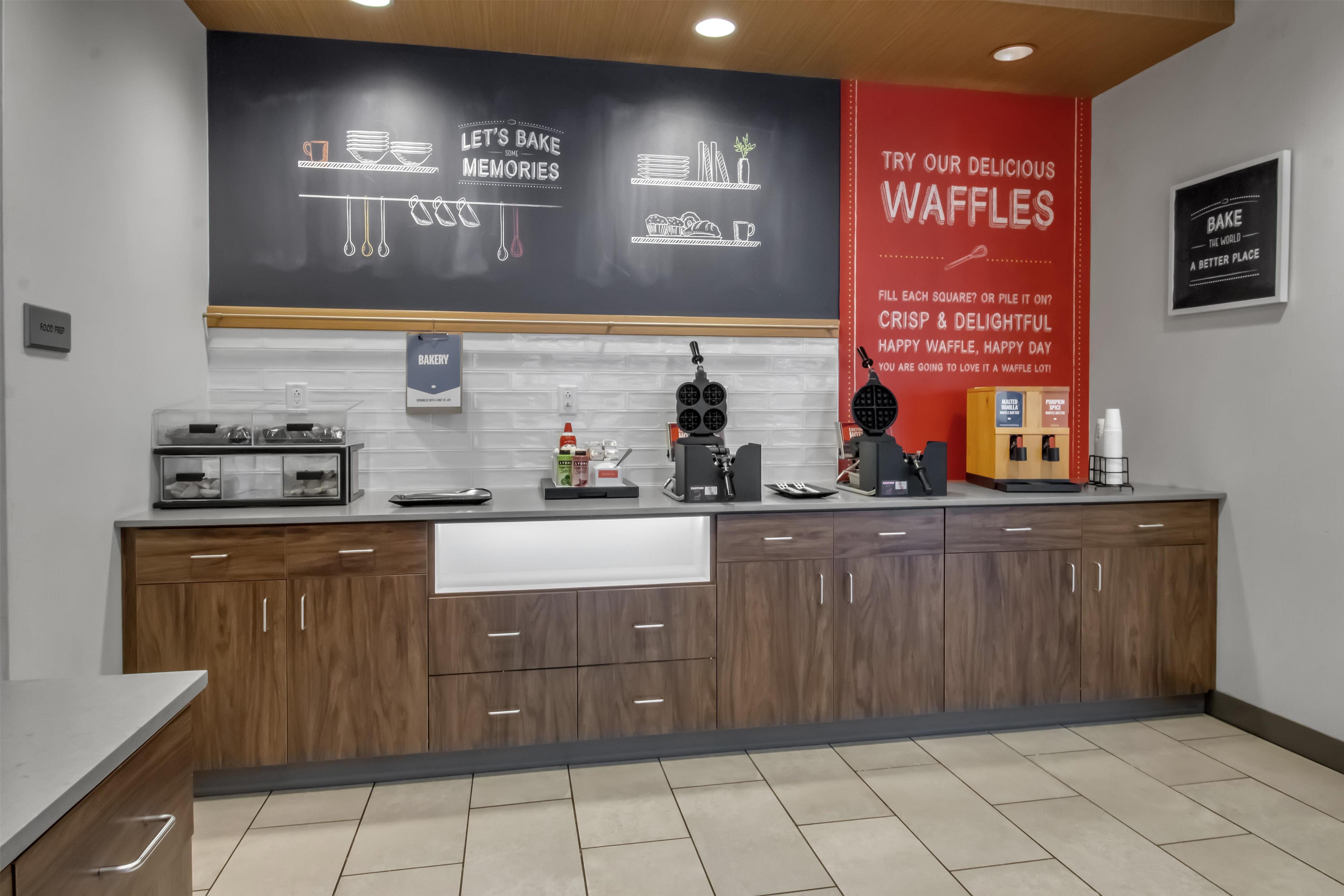 Breakfast Area | Hampton Inn Buffalo - Amherst, NY