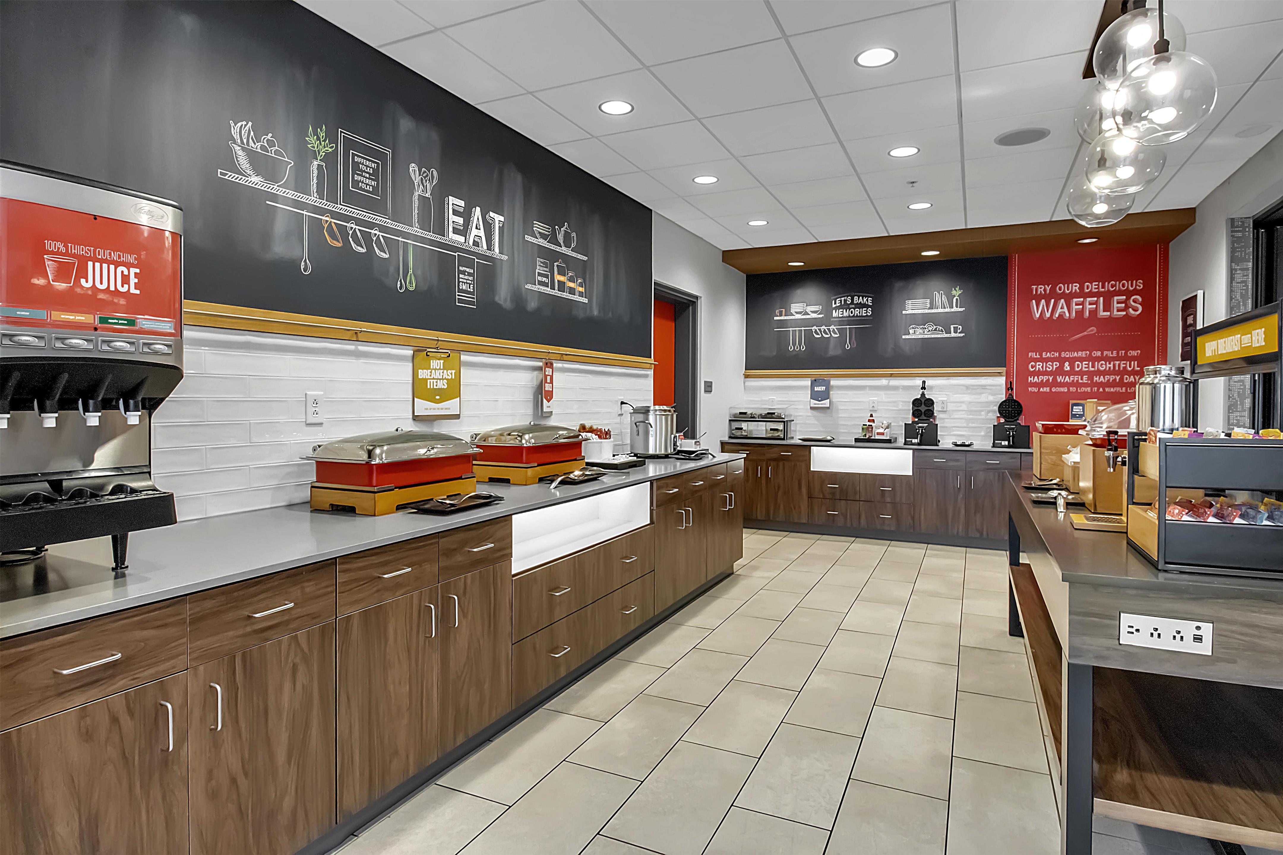 Breakfast Area | Hampton Inn Buffalo - Amherst, NY