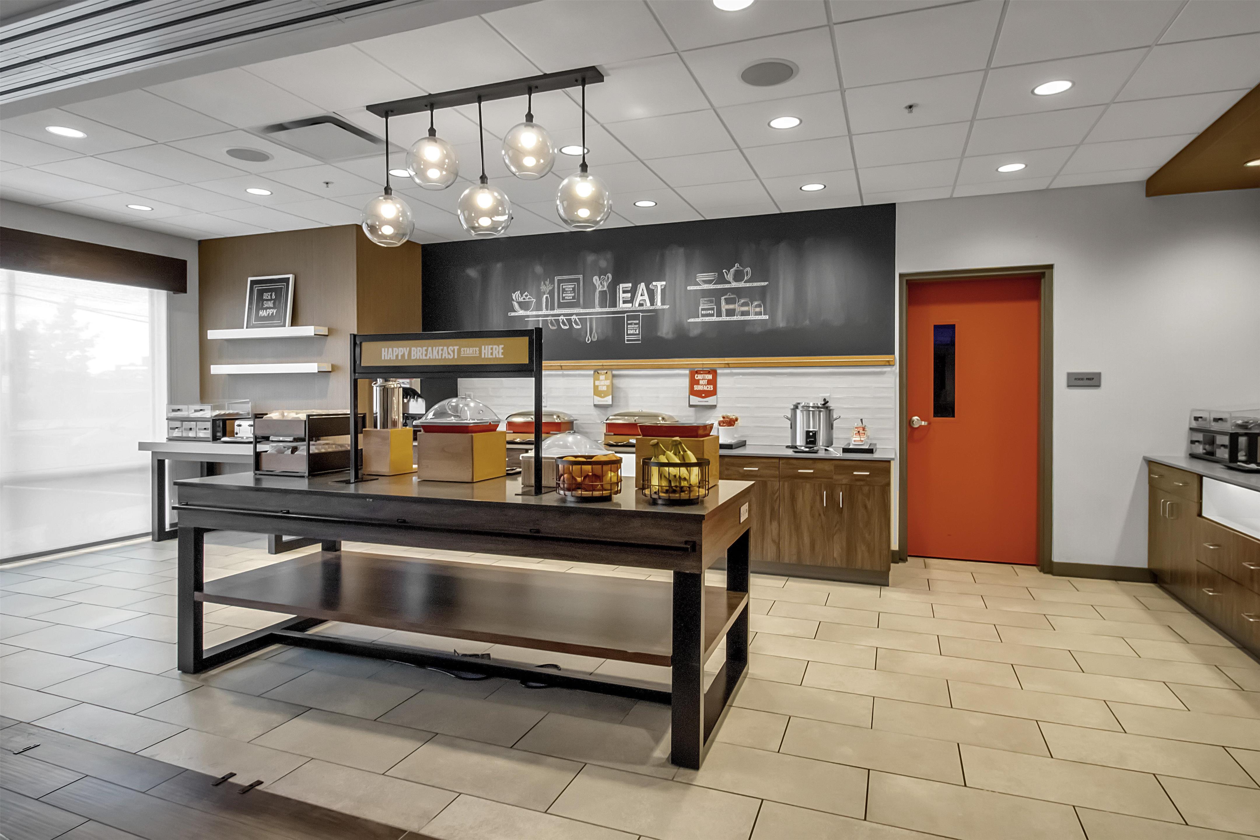Breakfast Area | Hampton Inn Buffalo - Amherst, NY