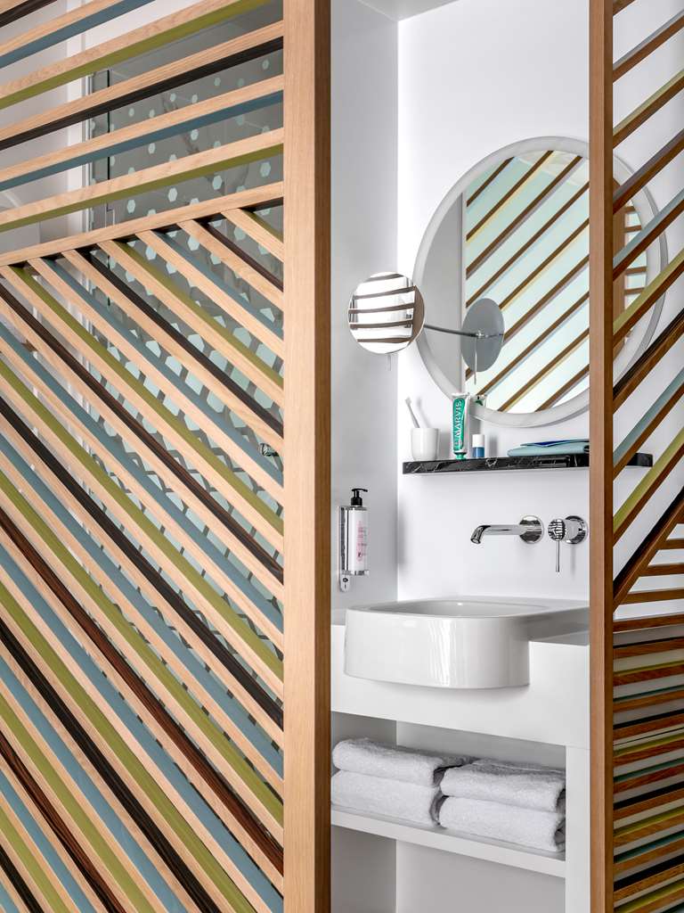 OKKO HOTELS TOULON CENTRE-guestroom-Guest Room,Bathroom,On-Site.jpg
