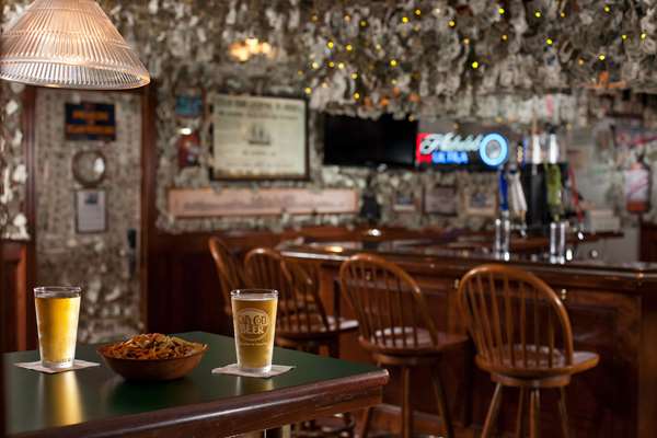 Bar - Bayside Resort Hotel West Yarmouth