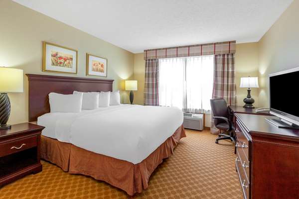 Suite - AmericInn Iron Mountain