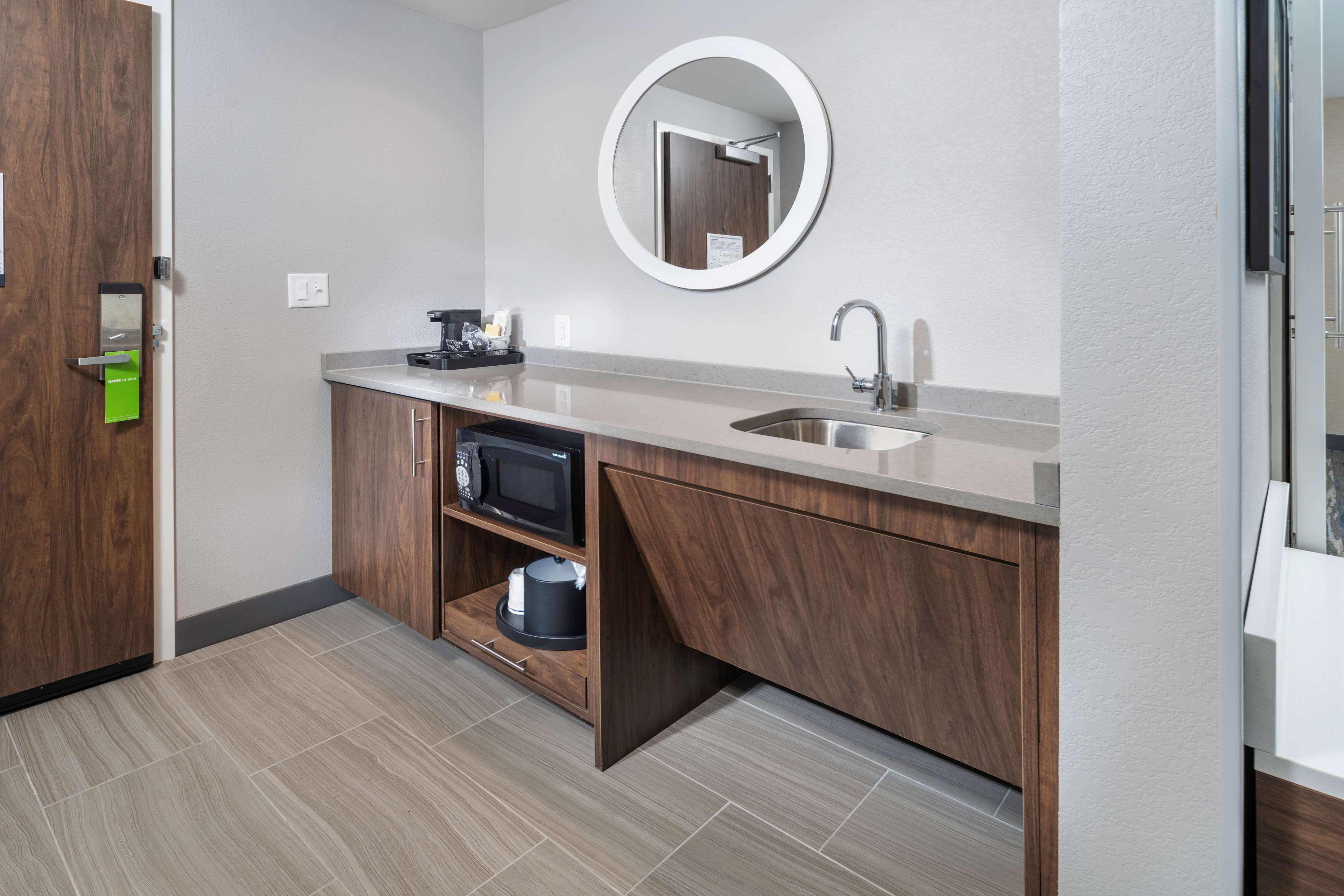 Hampton Inn & Suites by Hilton Conway Room Type - 1 KING ACCESSIBLE TUB NS