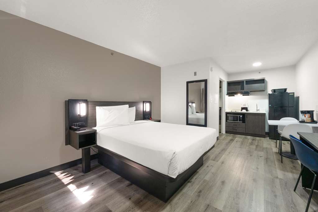 STUDIO 6 ATLANTA NORTHLAKE-guestroom-Guest Room,On-Site.jpg