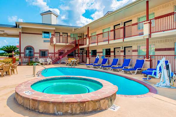 Pool - SureStay Hotel by Best Western New Braunfels - I-35, Exit 189