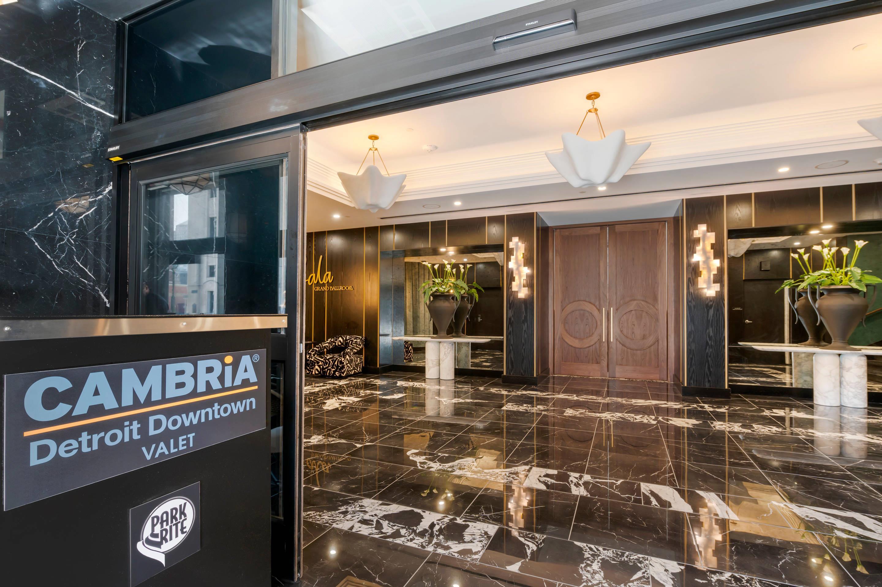 Lobby | Cambria Hotel Detroit Downtown