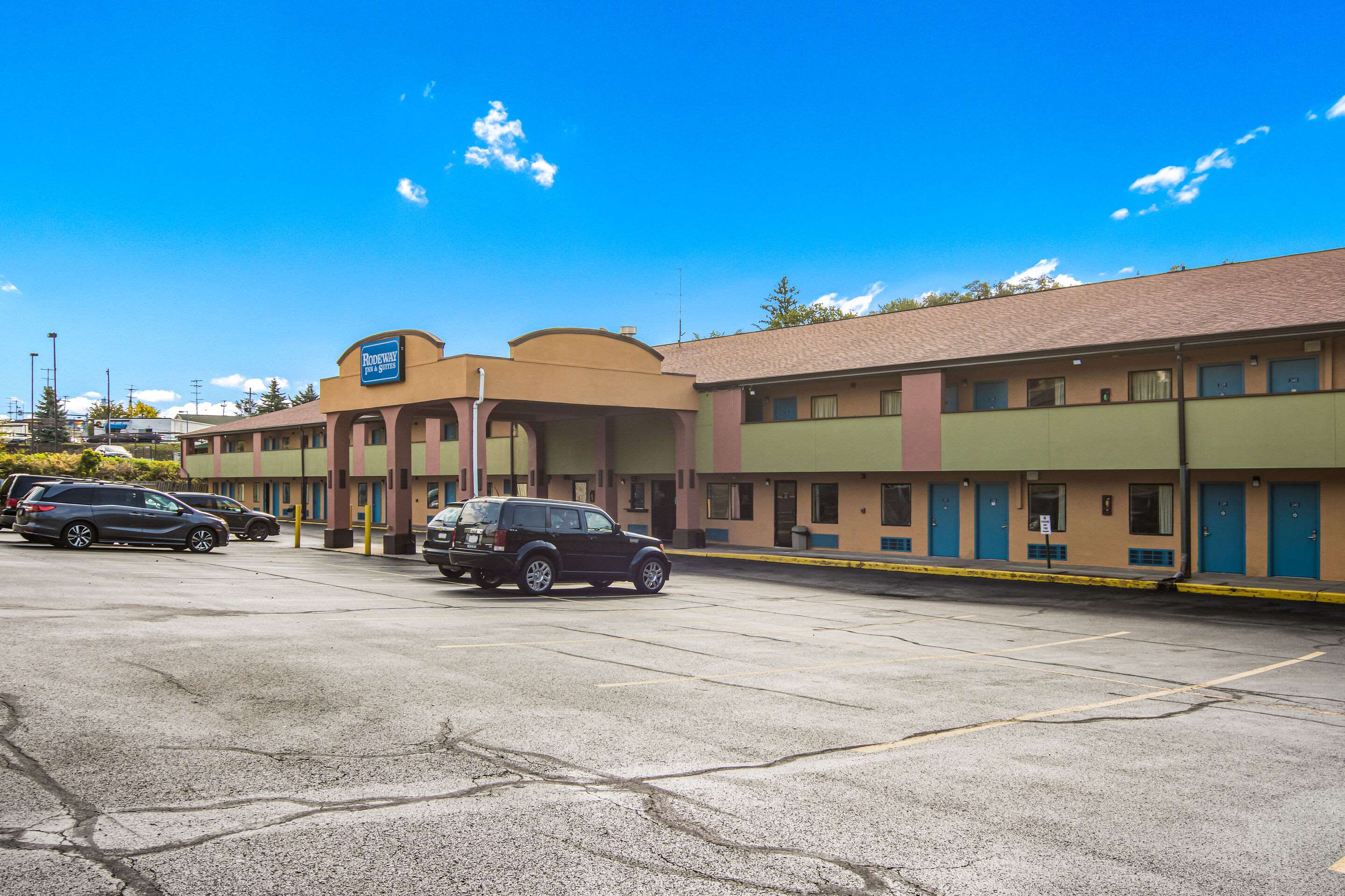 Hotel exterior | Rodeway Inn & Suites Monroeville-Pittsburgh