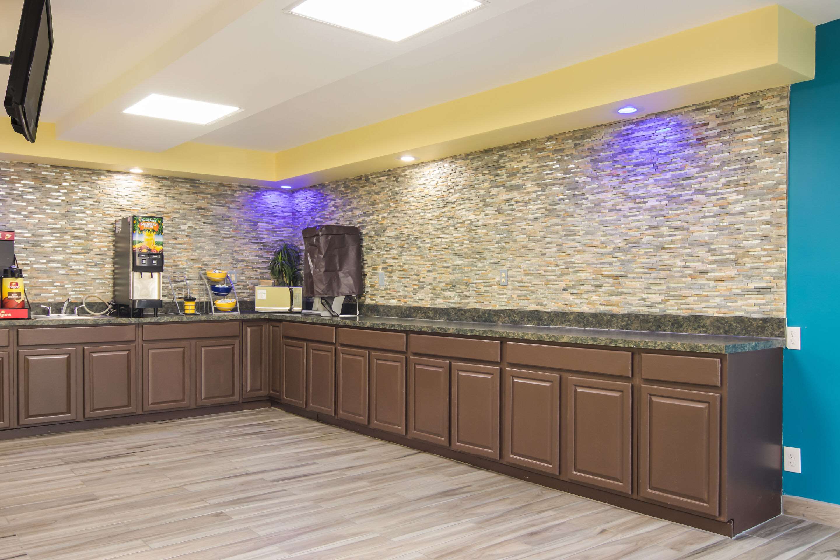 Breakfast area | Rodeway Inn & Suites Monroeville-Pittsburgh