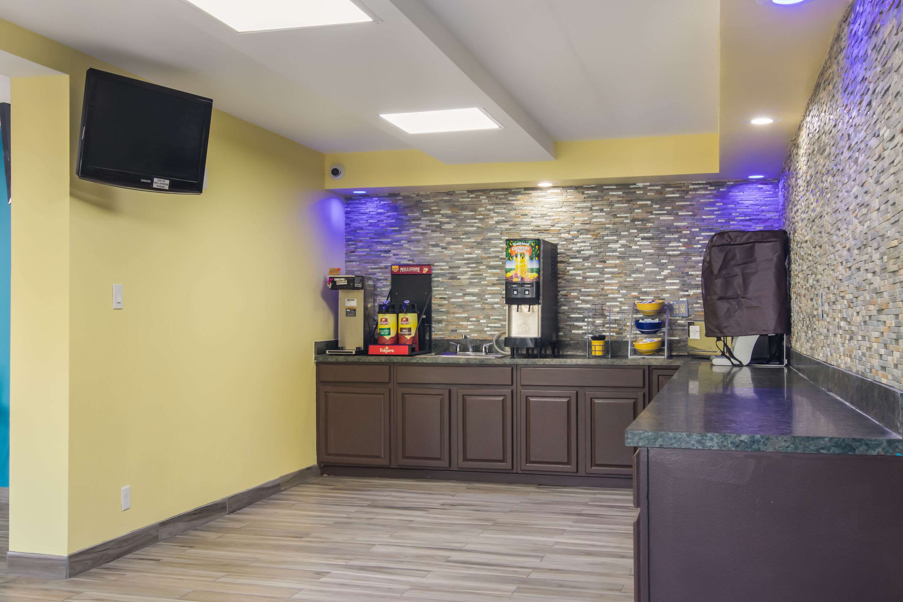 Breakfast area | Rodeway Inn & Suites Monroeville-Pittsburgh