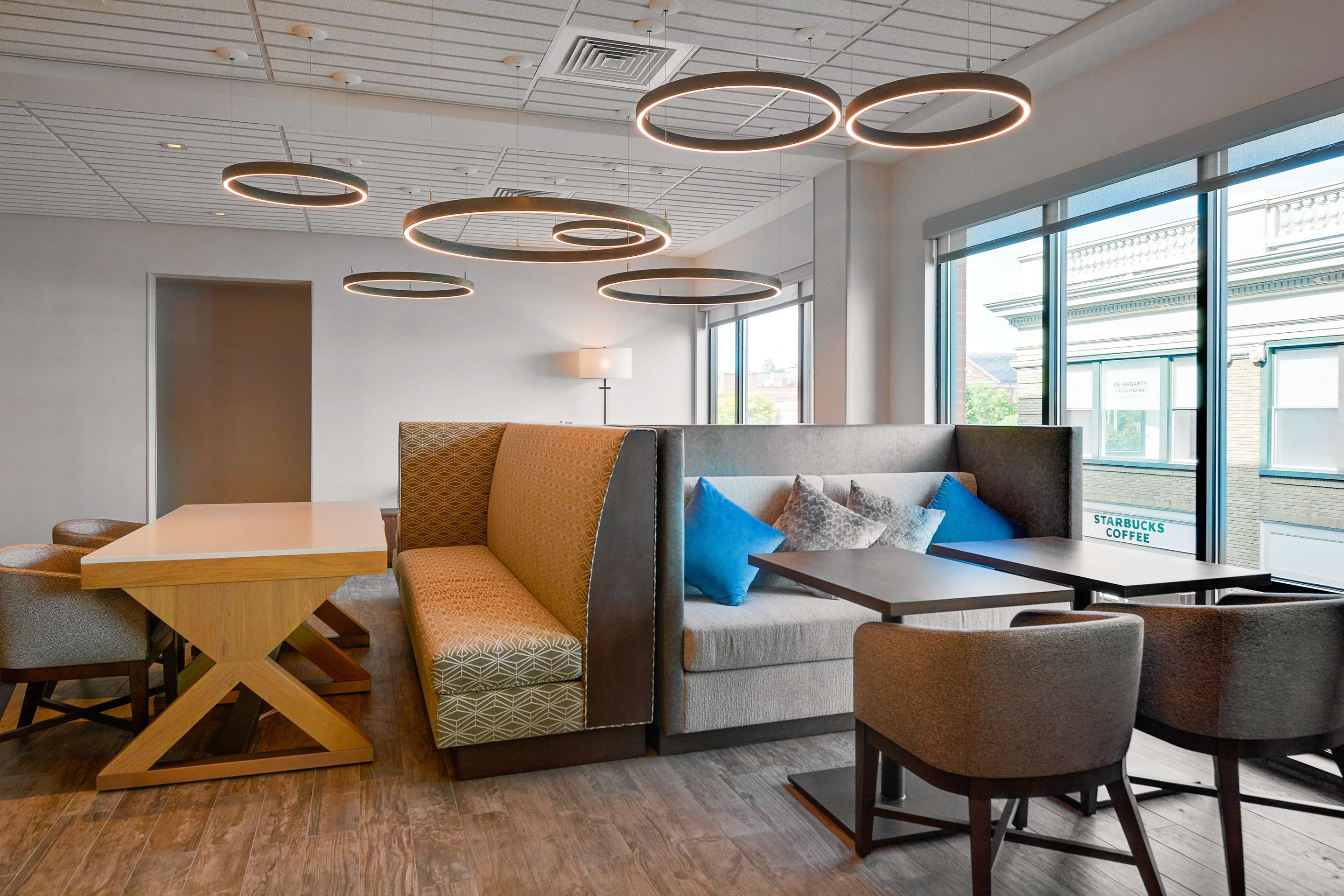 Breakfast Area | Hampton Inn Salem Boston