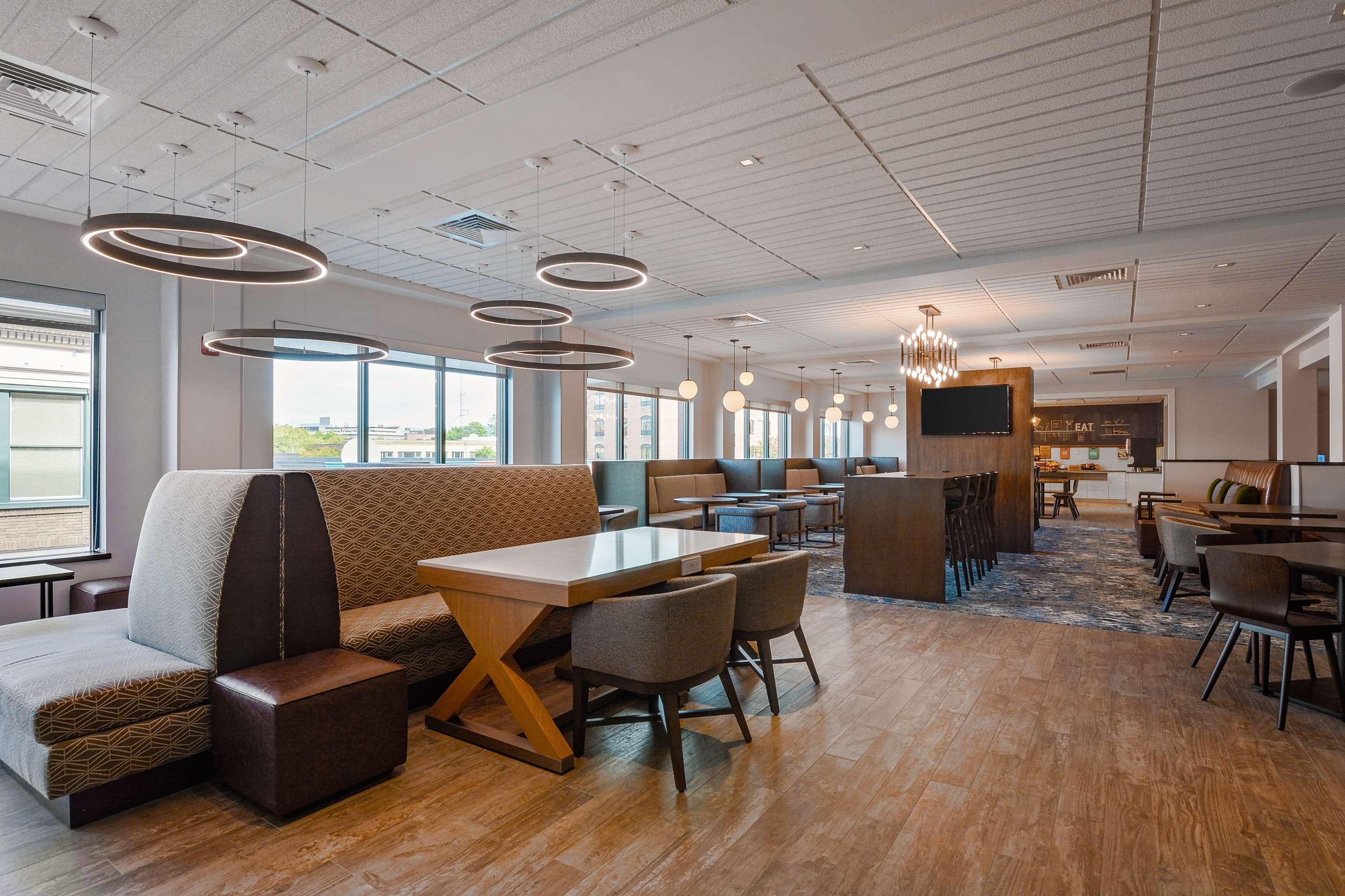 Breakfast Area | Hampton Inn Salem Boston