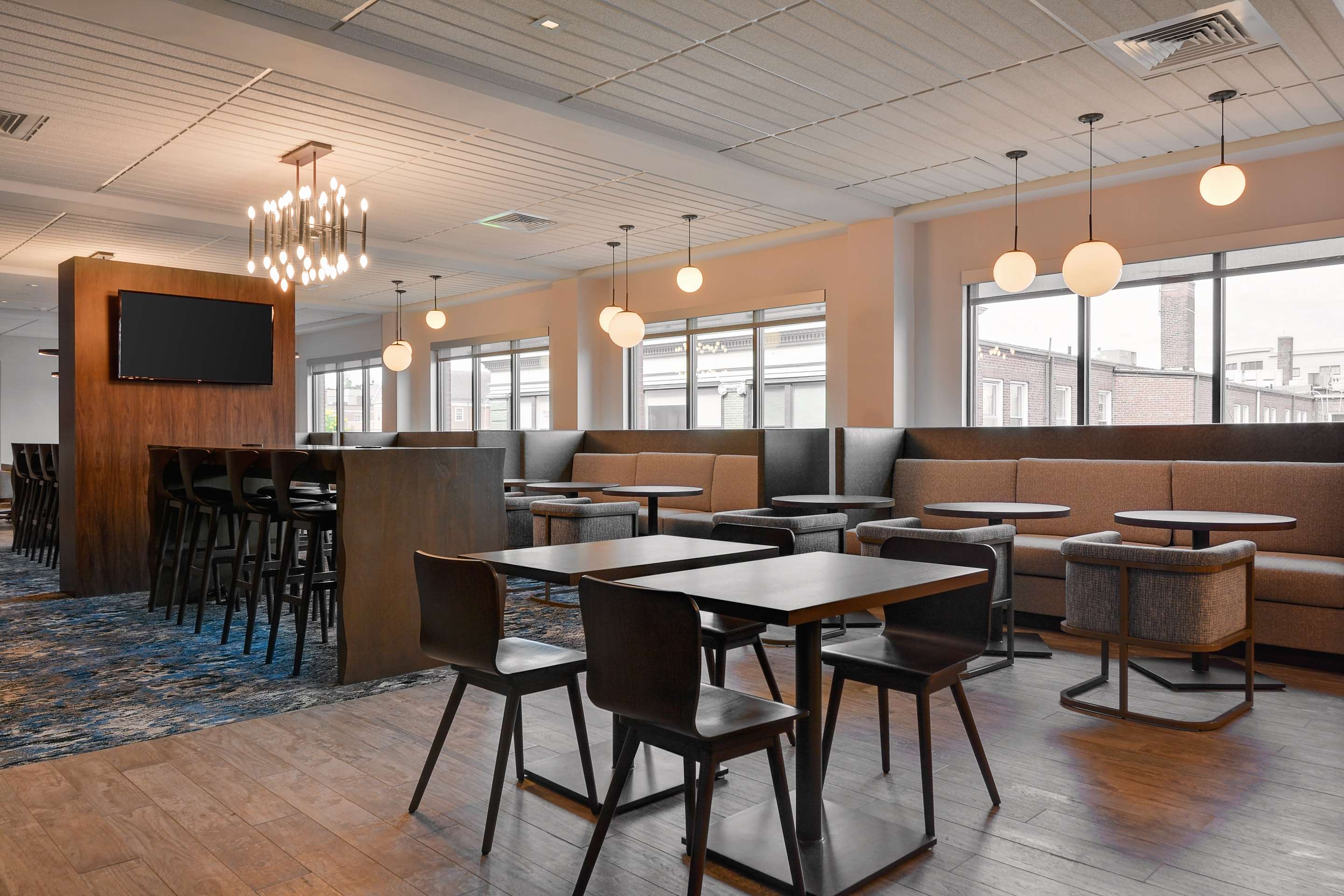 Breakfast Area | Hampton Inn Salem Boston