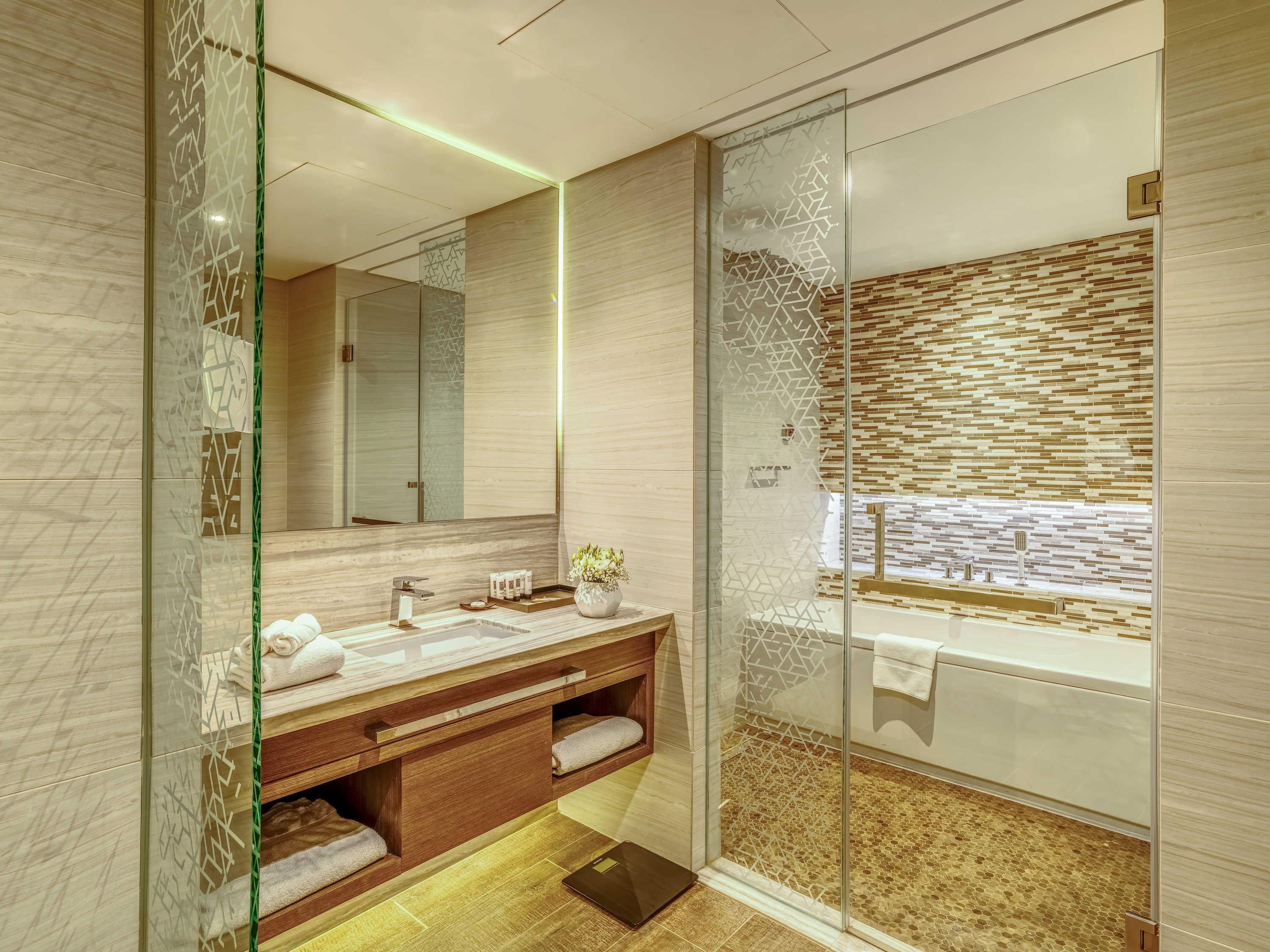 PULLMAN SHARJAH Room Type - Deluxe Suite with King Size Bed and Living Room - Lagoon View