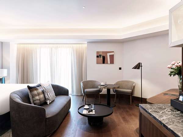 Deluxe room with 1 king size bed