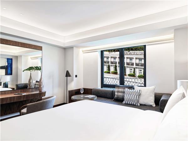 Deluxe room with 1 king size bed