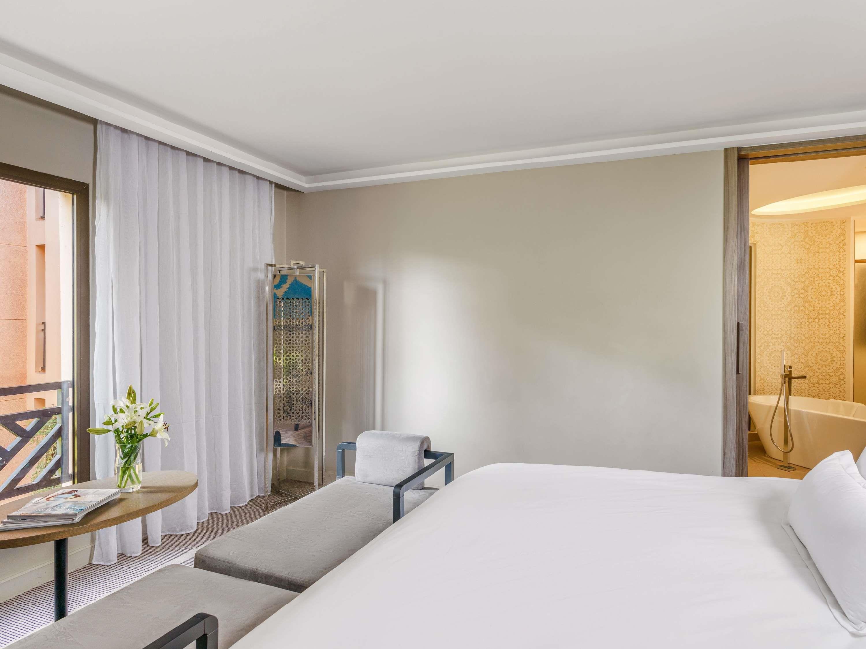 M Room Type - Deluxe Room, 1 King-size bed