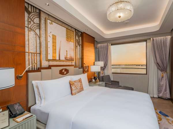 PRESIDENTIAL SUITE, Club lounge access, 1 King Size Bed, Bay View