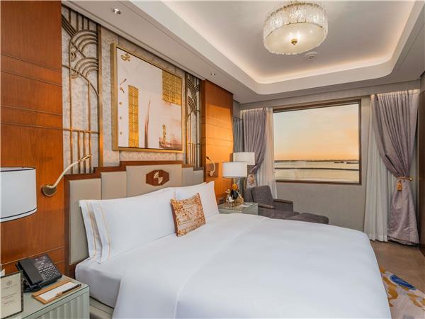 PRESIDENTIAL SUITE, Club lounge access, 1 King Size Bed, Bay View