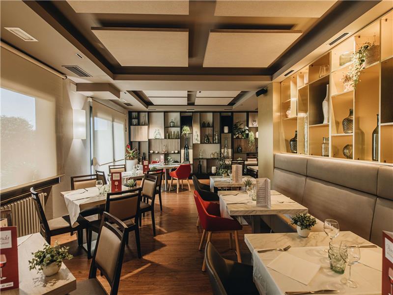 Dining,Dining Area,Restaurant,On-Site