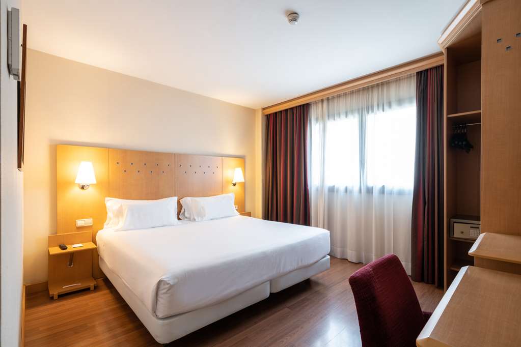 Catalonia La Maquinista-guestroom-Guest Room,On-Site.jpg