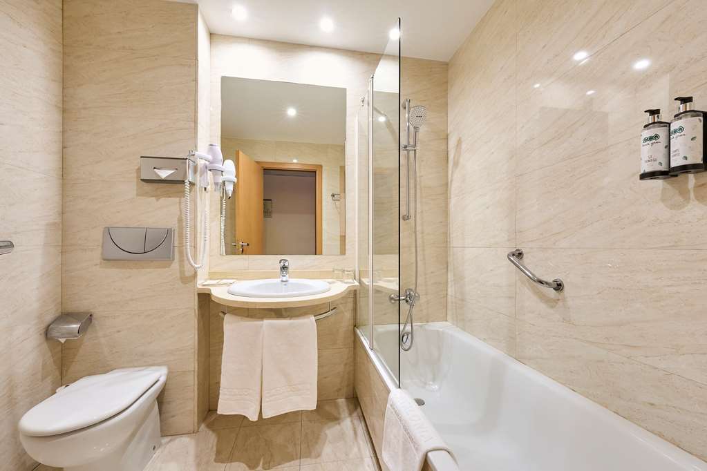 Catalonia La Maquinista-guestroom-Guest Room,Bathroom,On-Site.jpg