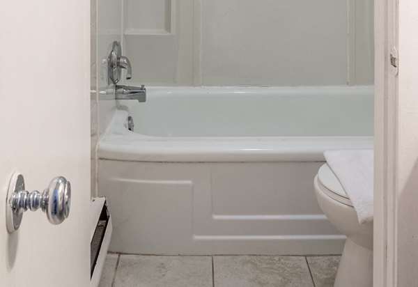  - Knights Inn North Bay