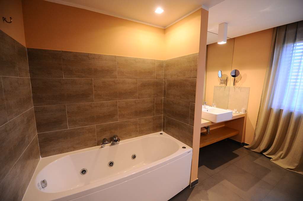Casena Dei Colli, Sure Hotel Collection by Best Western-guestroom-Bathroom,On-Site.jpg